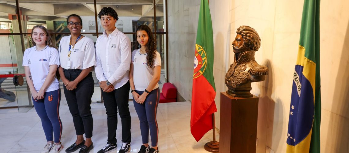 alunos-da-edusesc-visitam-embaixada-de-portugal-e-fazem-convite-especial