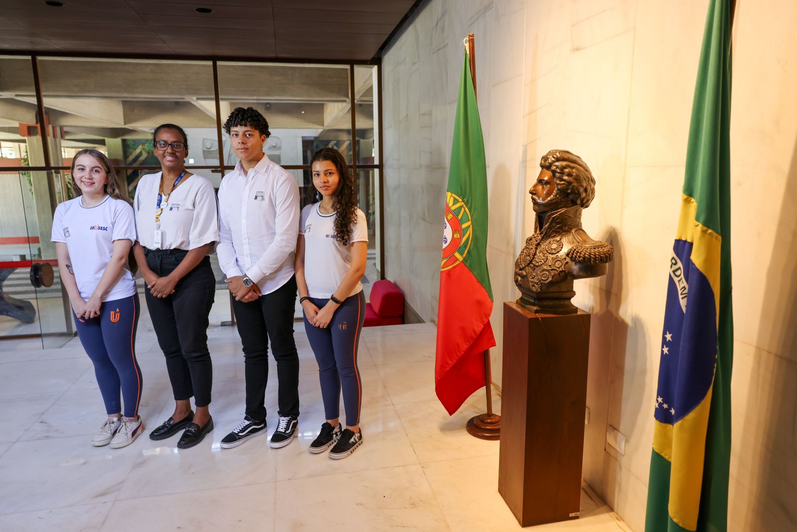 Alunos da EduSesc visitam Embaixada de Portugal e fazem convite especial